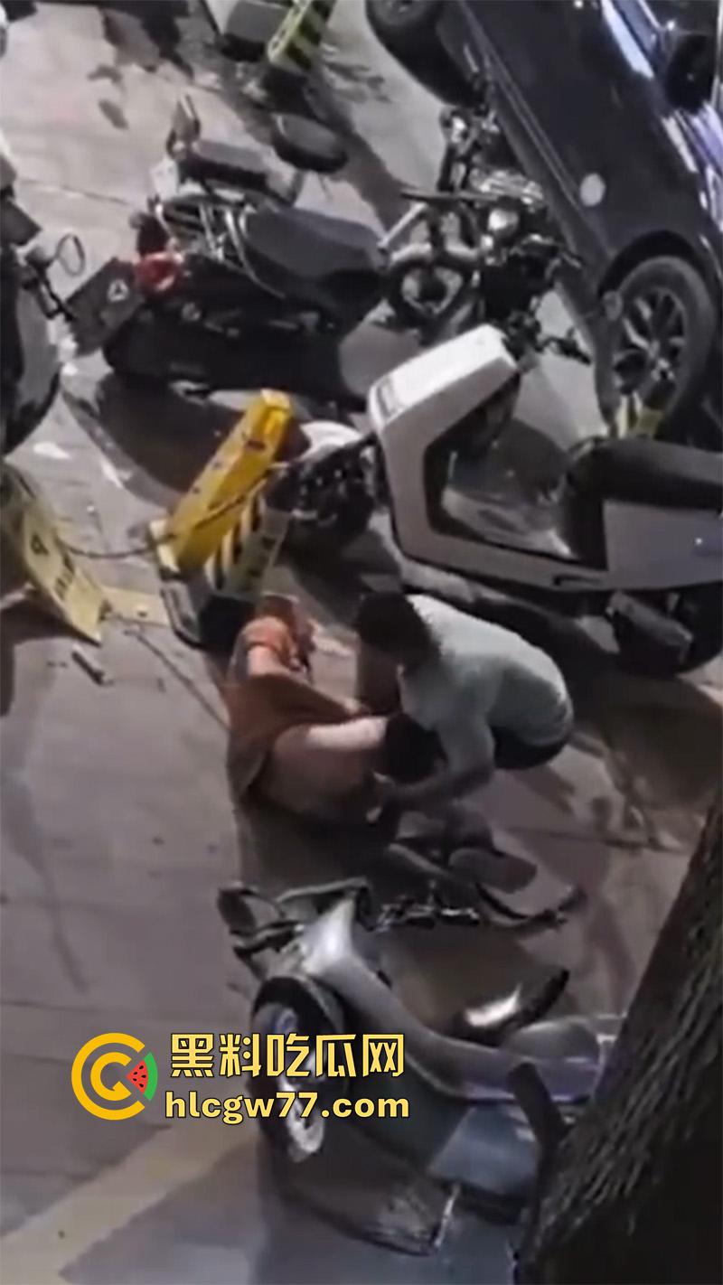 广东街头变态男同,当街撩骚别人老公,被骂起冲突后,竟然试图拉断别人命根子!-4