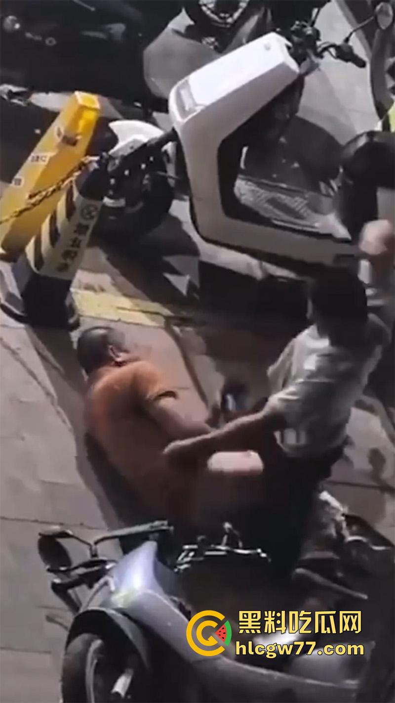 广东街头变态男同,当街撩骚别人老公,被骂起冲突后,竟然试图拉断别人命根子!-6