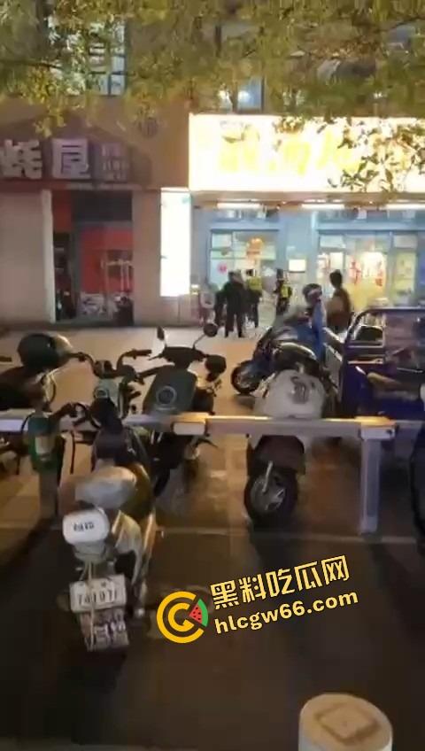 深圳龙华商场惊现当代刀客,男子当街狂捅女子,疑似被绿崩溃现场开演爱情没了,人也疯了!-3