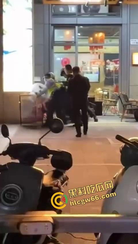 深圳龙华商场惊现当代刀客,男子当街狂捅女子,疑似被绿崩溃现场开演爱情没了,人也疯了!-4