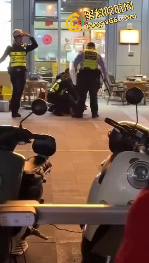 深圳龙华商场惊现当代刀客,男子当街狂捅女子,疑似被绿崩溃现场开演爱情没了,人也疯了!-5