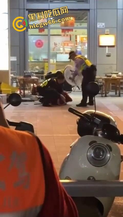 深圳龙华商场惊现当代刀客,男子当街狂捅女子,疑似被绿崩溃现场开演爱情没了,人也疯了!-6