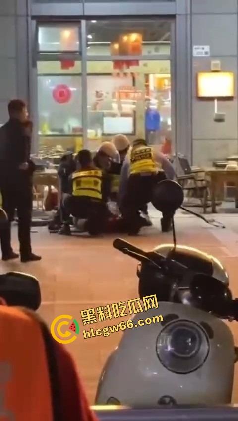 深圳龙华商场惊现当代刀客,男子当街狂捅女子,疑似被绿崩溃现场开演爱情没了,人也疯了!-7