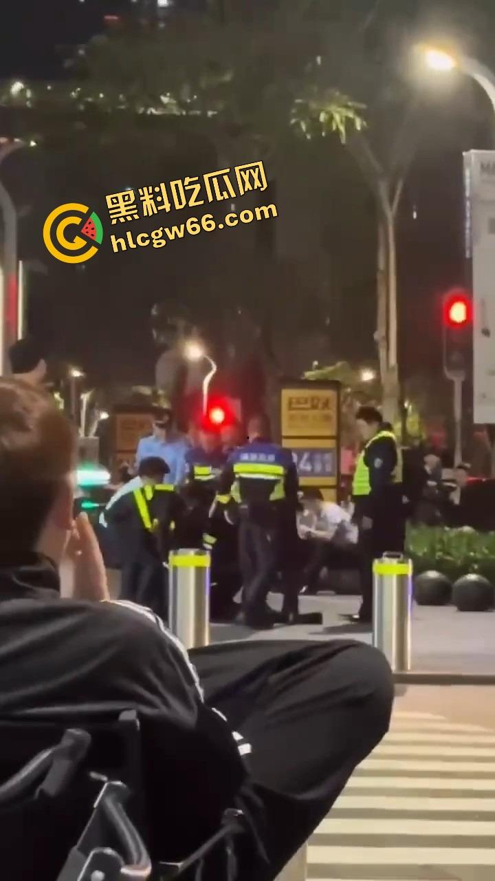 深圳龙华商场惊现当代刀客,男子当街狂捅女子,疑似被绿崩溃现场开演爱情没了,人也疯了!-8
