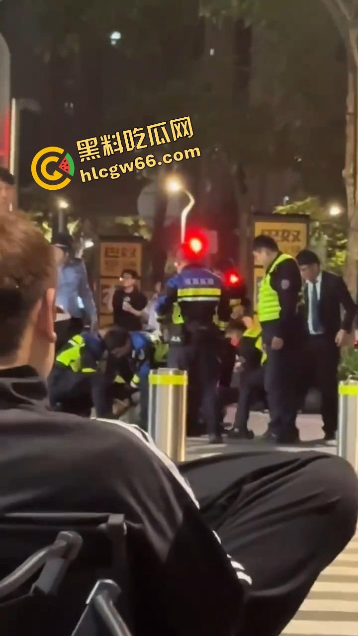 深圳龙华商场惊现当代刀客,男子当街狂捅女子,疑似被绿崩溃现场开演爱情没了,人也疯了!-9