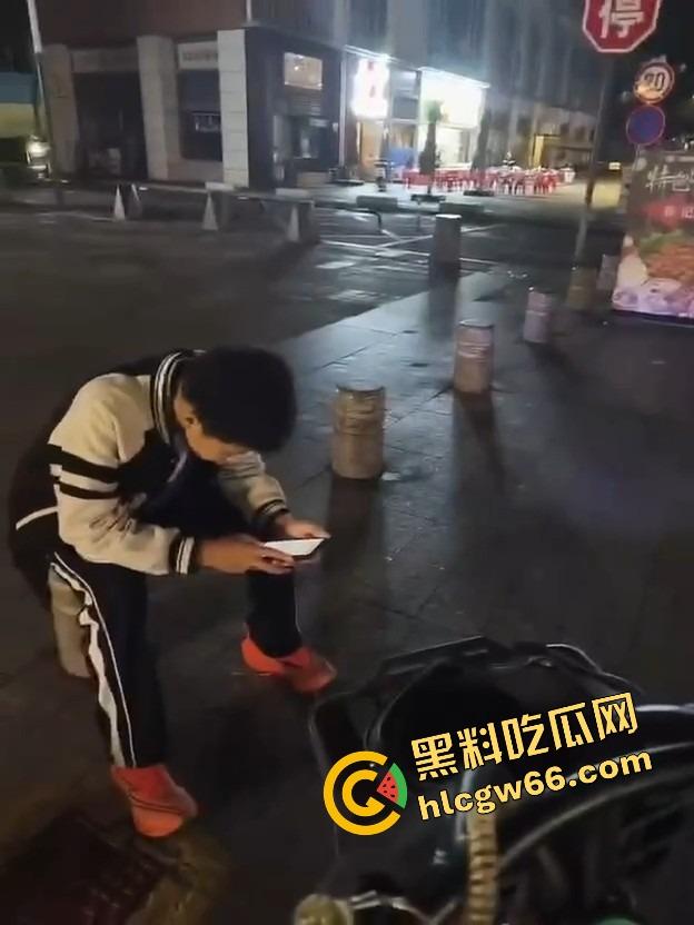 深圳龙华商场惊现当代刀客,男子当街狂捅女子,疑似被绿崩溃现场开演爱情没了,人也疯了!-10