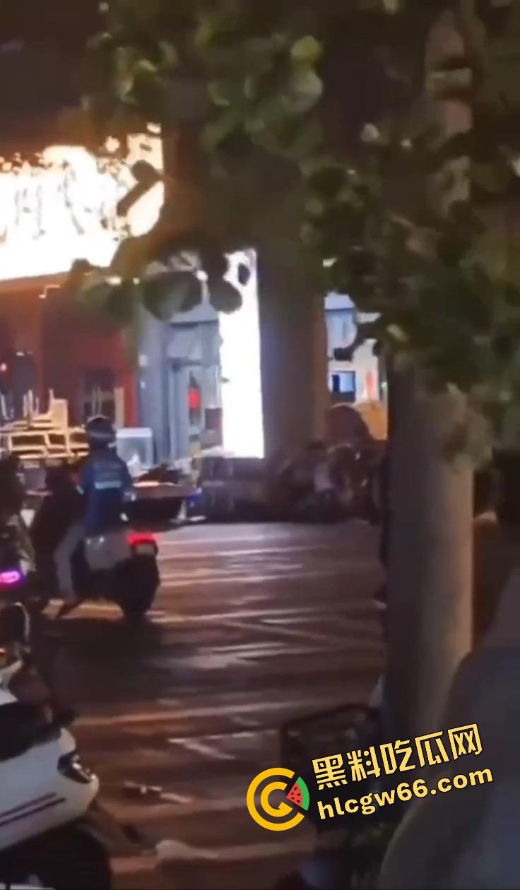 深圳龙华商场惊现当代刀客,男子当街狂捅女子,疑似被绿崩溃现场开演爱情没了,人也疯了!-11