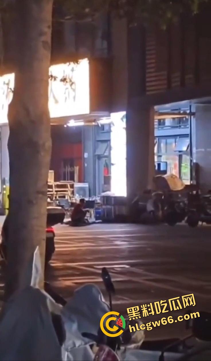 深圳龙华商场惊现当代刀客,男子当街狂捅女子,疑似被绿崩溃现场开演爱情没了,人也疯了!-12