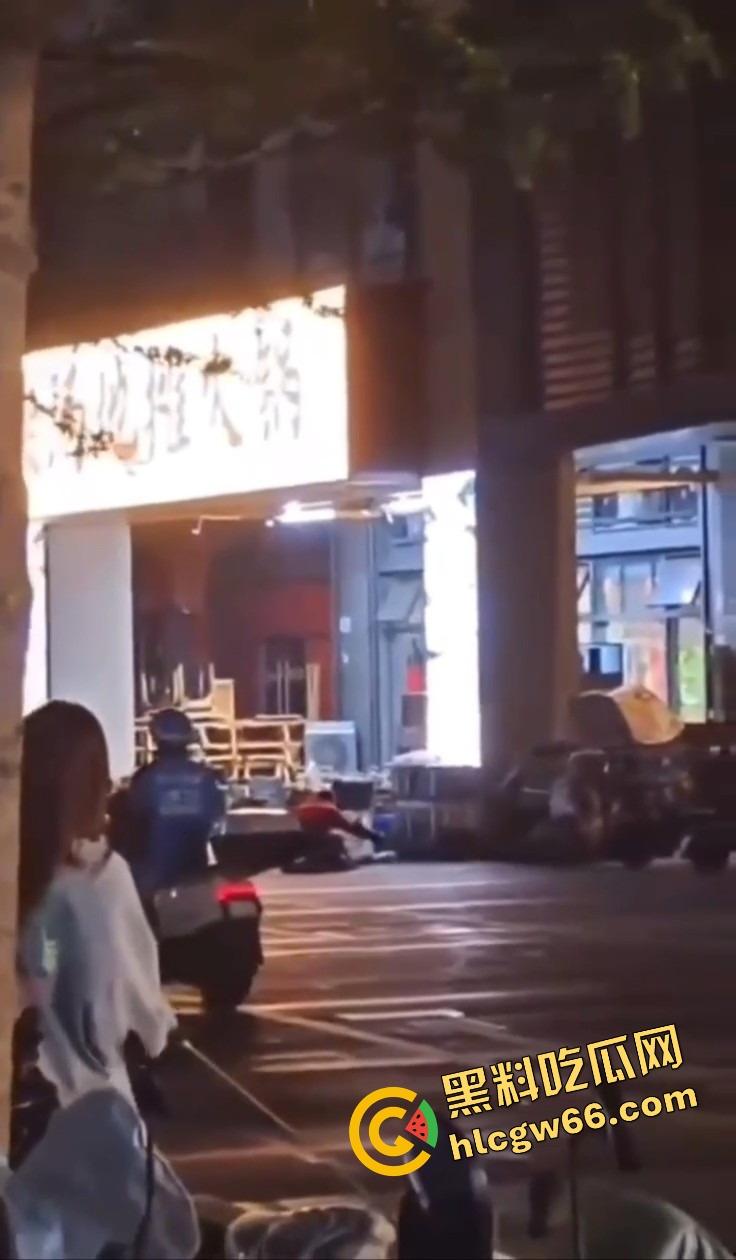 深圳龙华商场惊现当代刀客,男子当街狂捅女子,疑似被绿崩溃现场开演爱情没了,人也疯了!-13