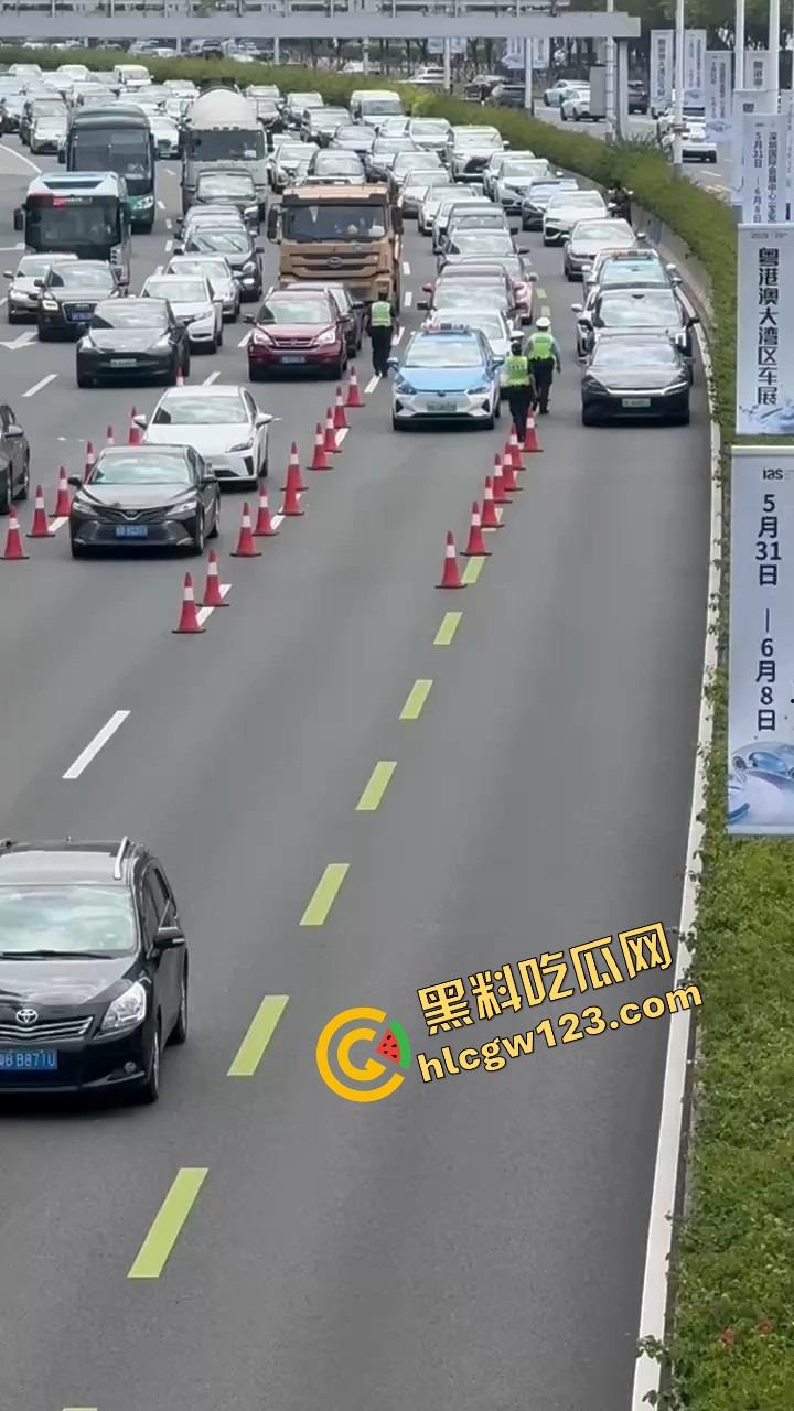 深圳蛇皮摩托哥逆天操作,10个交警围捕失败,全程像跳广场舞,帽子叔叔被耍成陀螺!-1