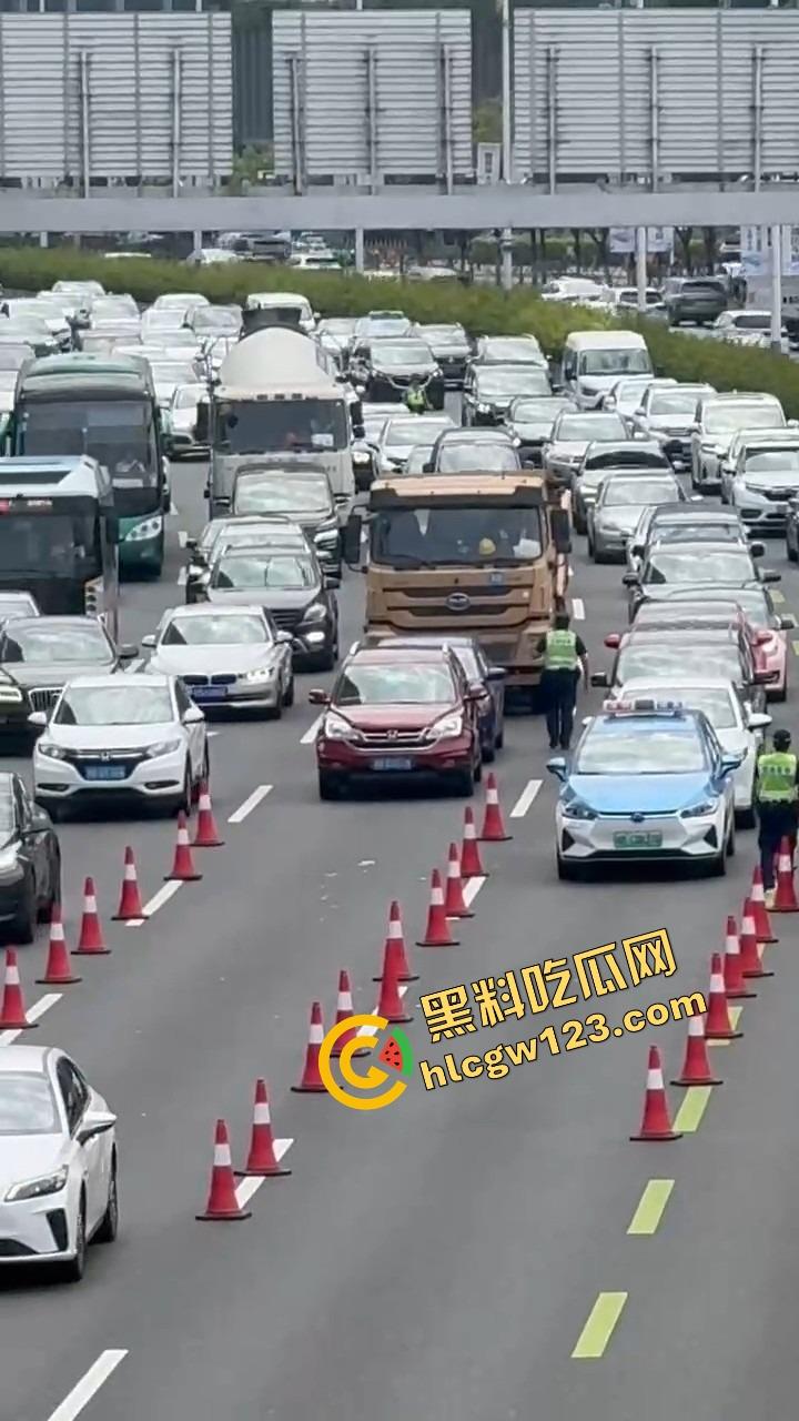 深圳蛇皮摩托哥逆天操作,10个交警围捕失败,全程像跳广场舞,帽子叔叔被耍成陀螺!-2