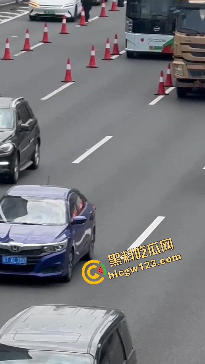 深圳蛇皮摩托哥逆天操作,10个交警围捕失败,全程像跳广场舞,帽子叔叔被耍成陀螺!-4