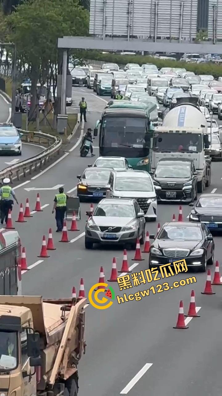 深圳蛇皮摩托哥逆天操作,10个交警围捕失败,全程像跳广场舞,帽子叔叔被耍成陀螺!-5