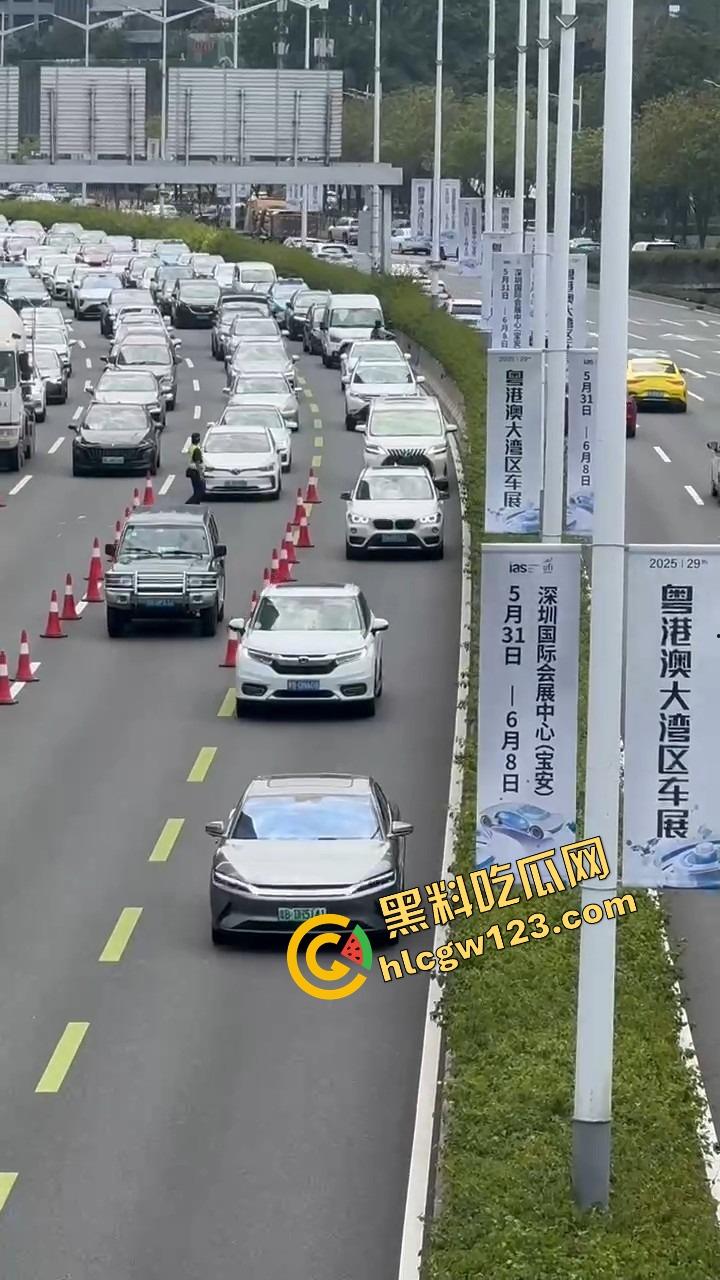 深圳蛇皮摩托哥逆天操作,10个交警围捕失败,全程像跳广场舞,帽子叔叔被耍成陀螺!-8