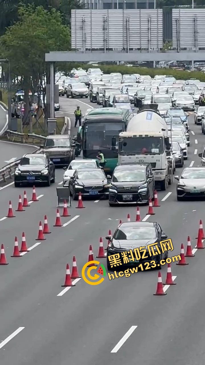 深圳蛇皮摩托哥逆天操作,10个交警围捕失败,全程像跳广场舞,帽子叔叔被耍成陀螺!-9