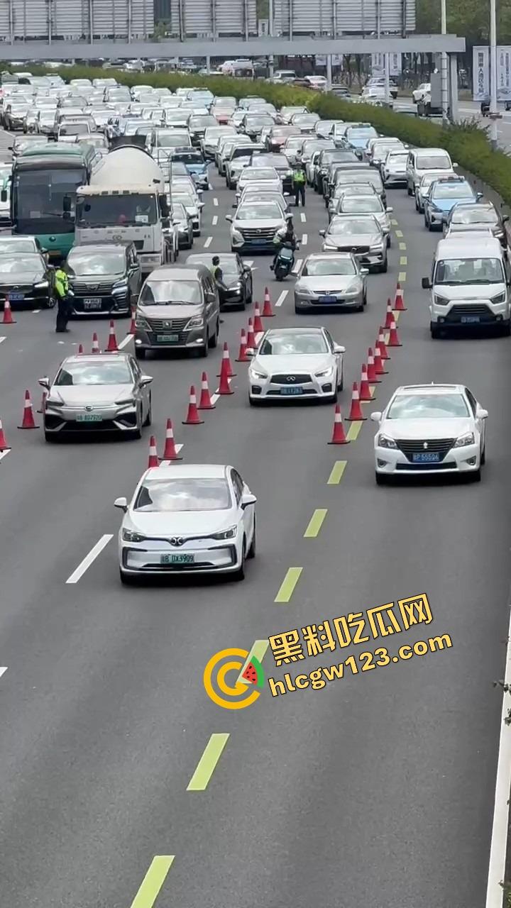 深圳蛇皮摩托哥逆天操作,10个交警围捕失败,全程像跳广场舞,帽子叔叔被耍成陀螺!-10