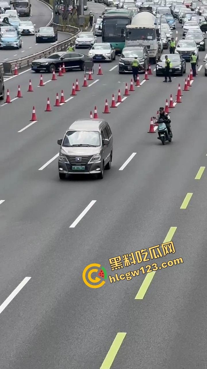 深圳蛇皮摩托哥逆天操作,10个交警围捕失败,全程像跳广场舞,帽子叔叔被耍成陀螺!-11