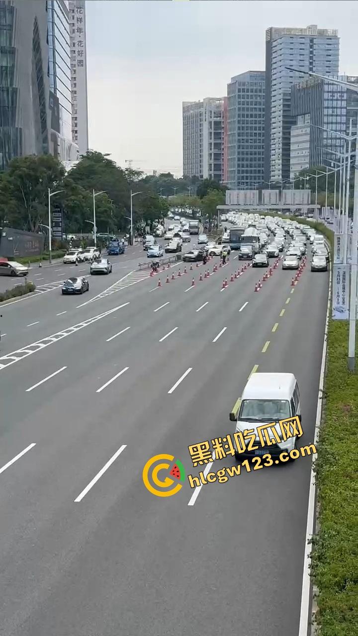 深圳蛇皮摩托哥逆天操作,10个交警围捕失败,全程像跳广场舞,帽子叔叔被耍成陀螺!-12