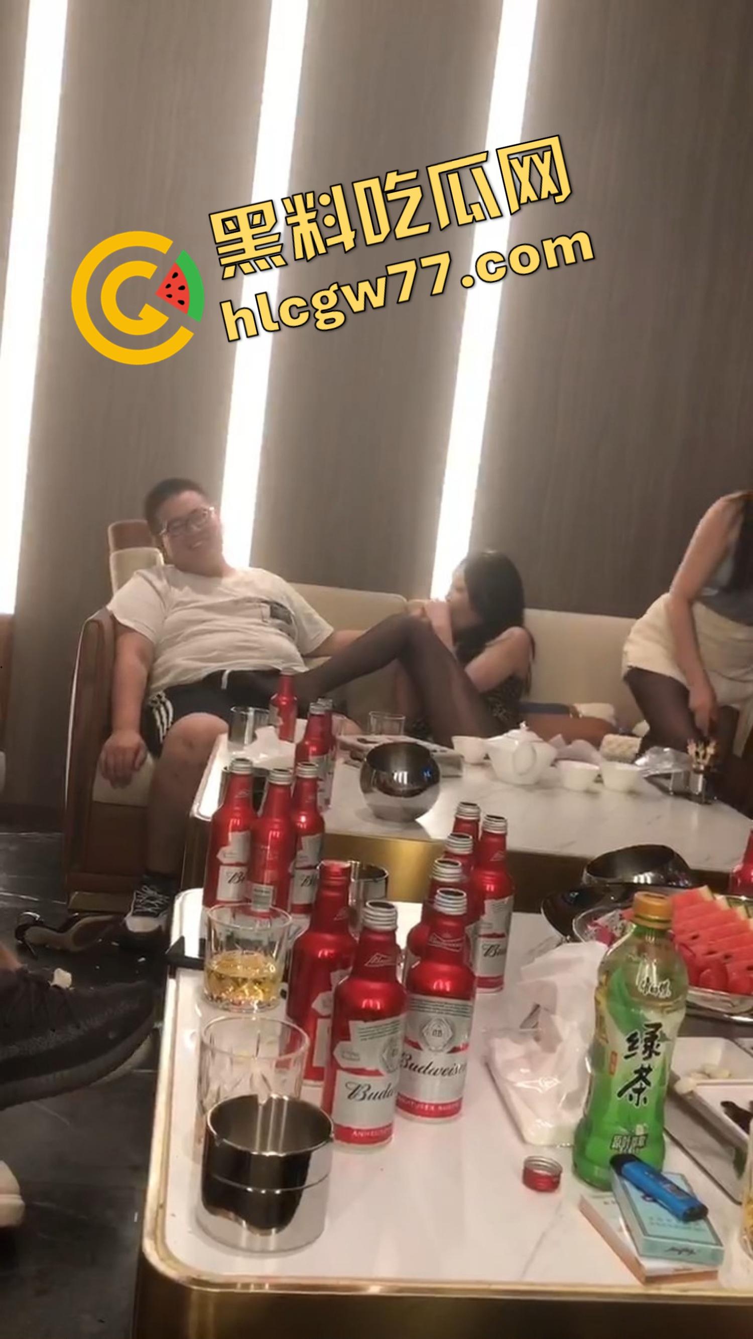 今夜无事勾栏听曲,结果真看见窝瓜骚鸡撕丝袜撕到癫,百威一口干今日不操鸡,枉为聚会人!-4