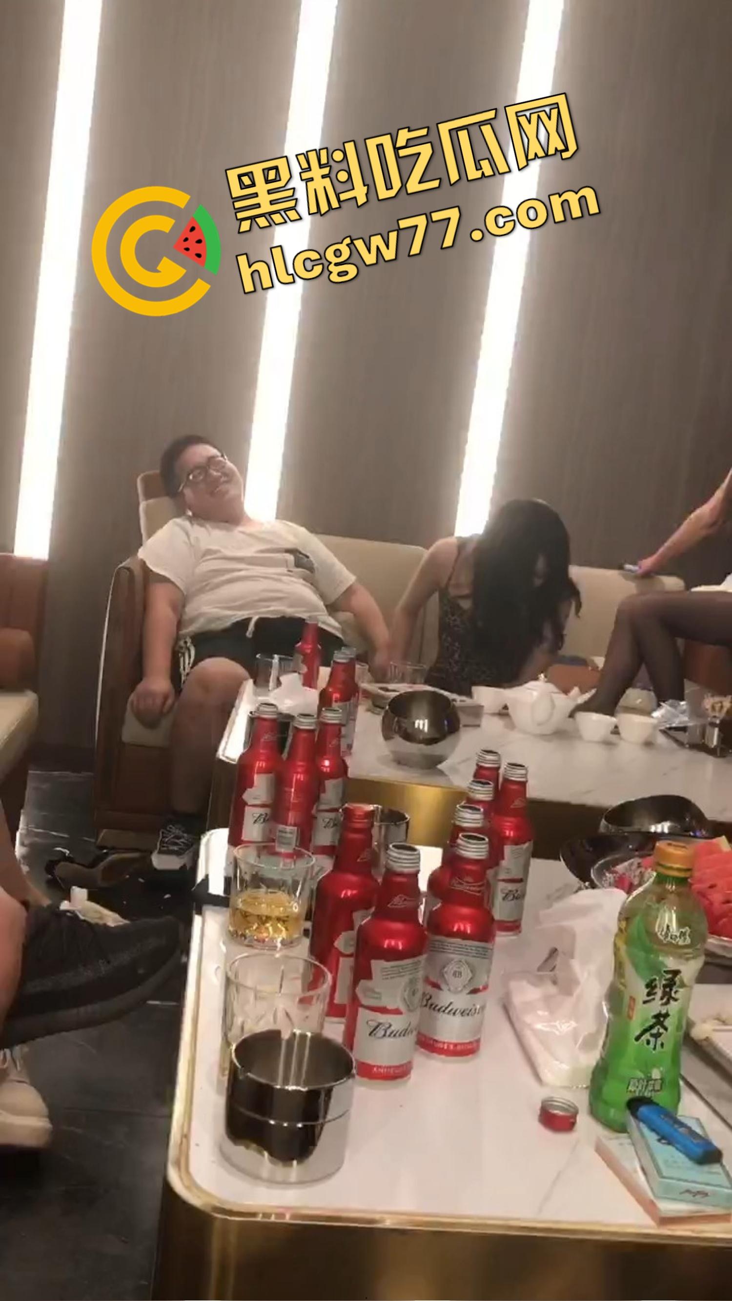 今夜无事勾栏听曲,结果真看见窝瓜骚鸡撕丝袜撕到癫,百威一口干今日不操鸡,枉为聚会人!-5