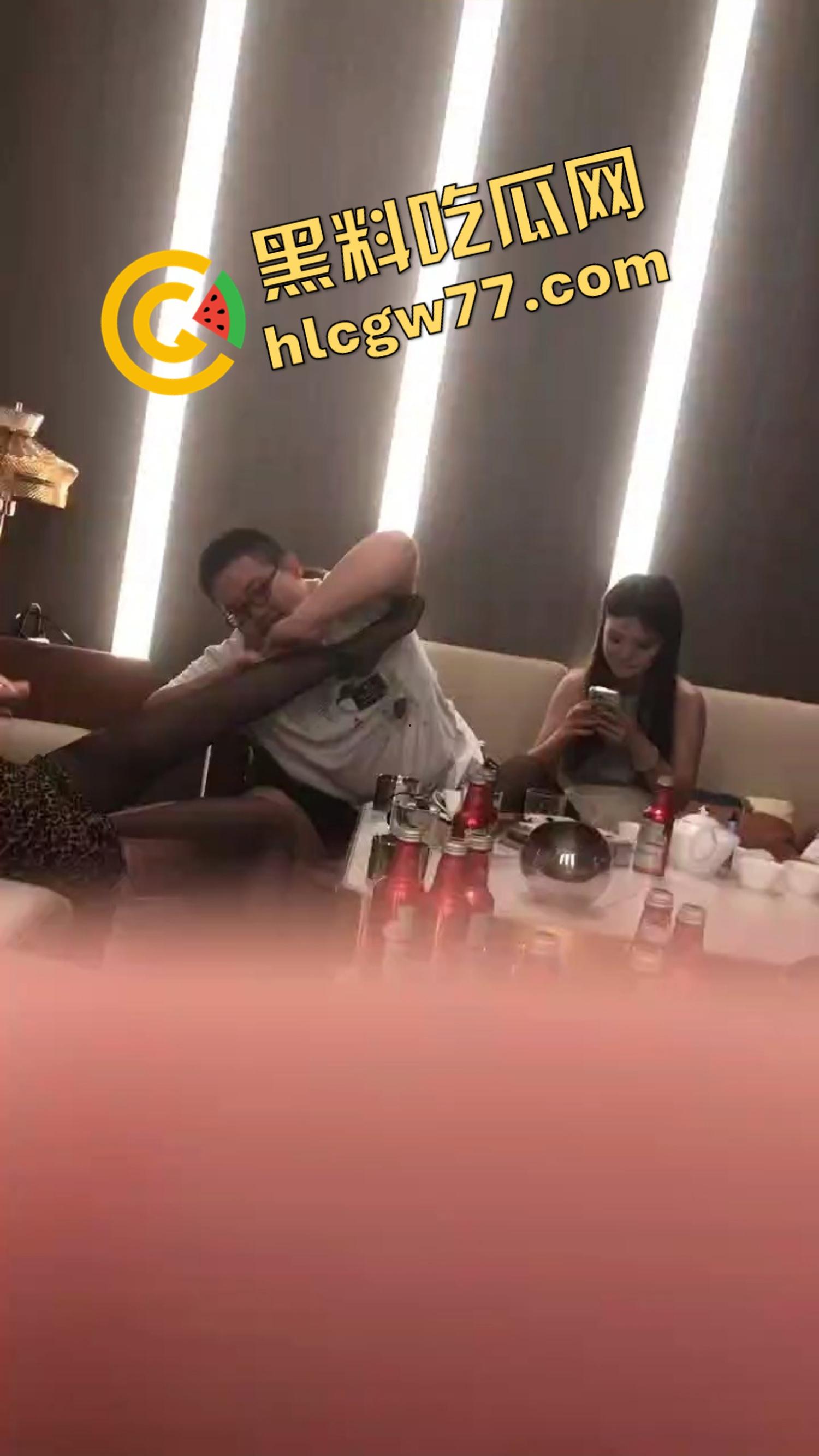 今夜无事勾栏听曲,结果真看见窝瓜骚鸡撕丝袜撕到癫,百威一口干今日不操鸡,枉为聚会人!-6