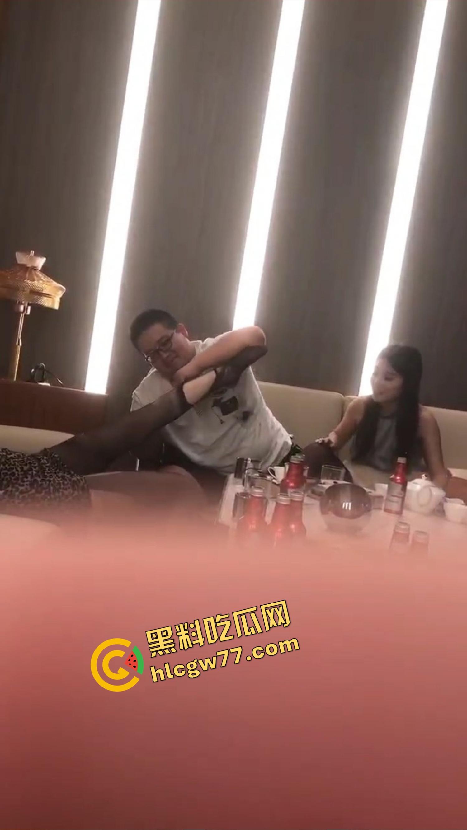 今夜无事勾栏听曲,结果真看见窝瓜骚鸡撕丝袜撕到癫,百威一口干今日不操鸡,枉为聚会人!-7