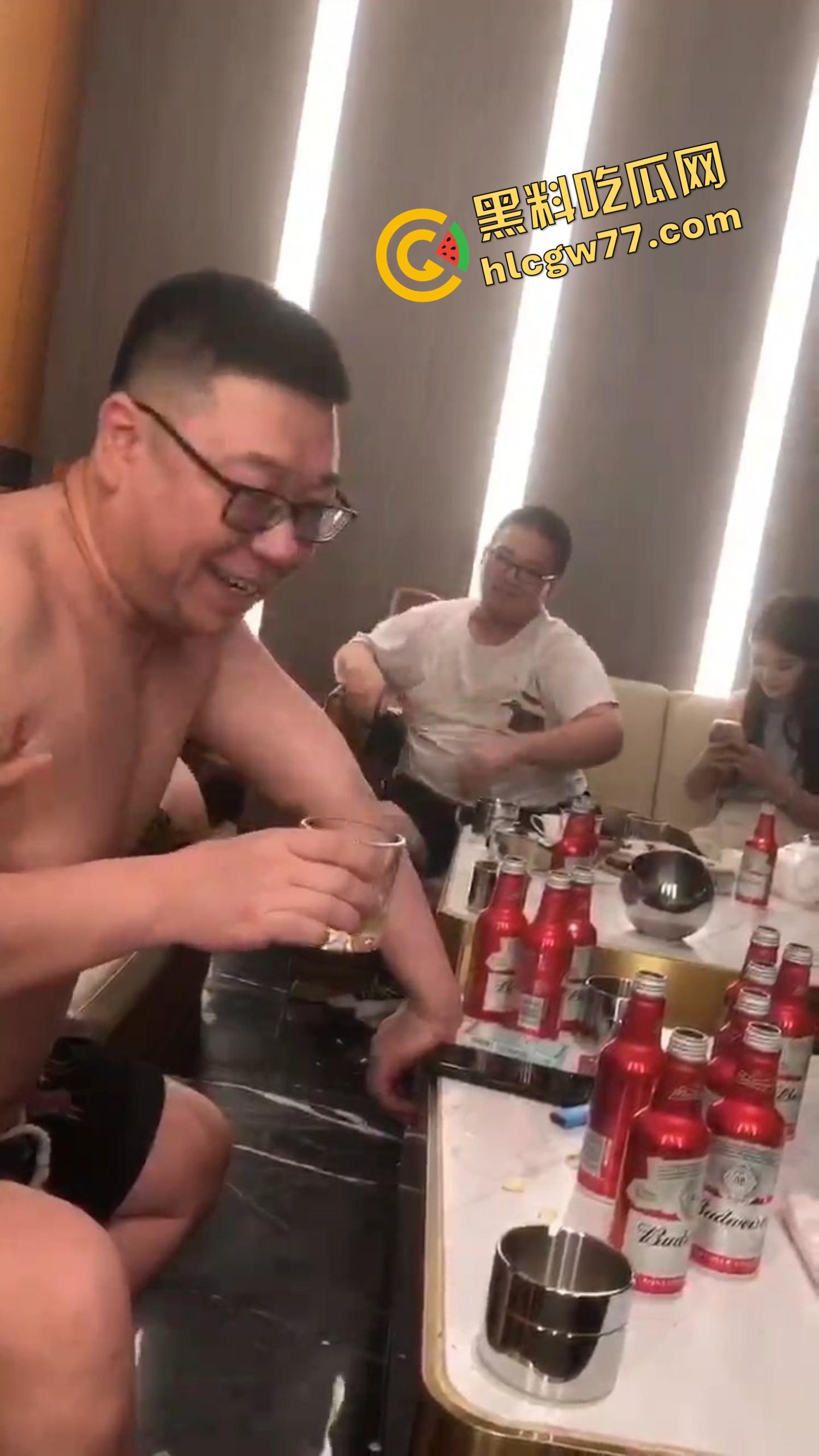 今夜无事勾栏听曲,结果真看见窝瓜骚鸡撕丝袜撕到癫,百威一口干今日不操鸡,枉为聚会人!-8