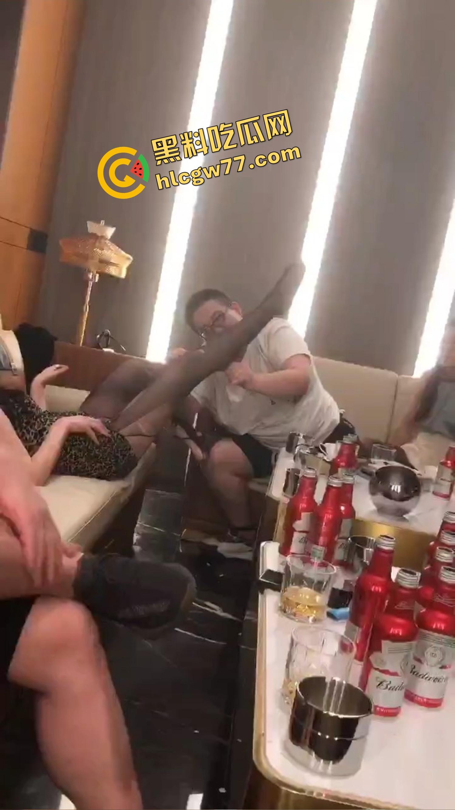 今夜无事勾栏听曲,结果真看见窝瓜骚鸡撕丝袜撕到癫,百威一口干今日不操鸡,枉为聚会人!-9